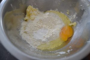 ajout de la farine, l’œuf , la levure chimique