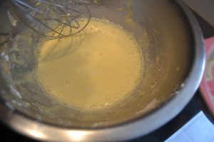 lait bouilli mélanger au mélange jaunes d'oeufs