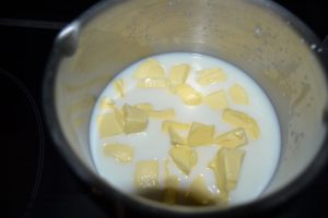 eau, lait et beurre en morceaux