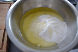 poudre d'amande, sucre, miel, extrait d'amandes amère et blanc d'œufs