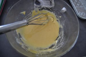 sucre et jaunes d'oeufs mélanger