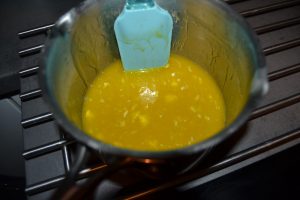 beurre fondu, œuf et sucre mélanger