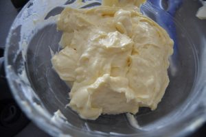 pâtissière et crème fouetter mélanger