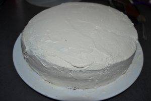 gâteau recouvert de chantilly dessus et contours