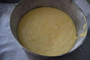 pâte verser dans un cercle beurré, fariné sur les contours et couvert de papier cuisson au fond