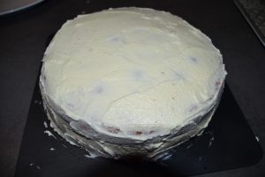 gâteau recouvert de chantilly chocolat blanc