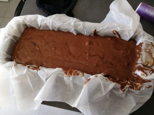 pâte verser dans le moule à cake