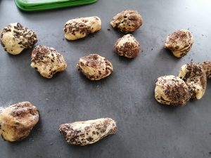 pâtons roulés dans les pépites de chocolat