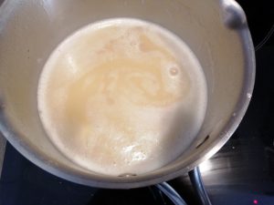 eau, beurre, sel et vanille porter à ébullition