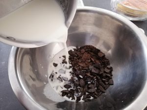crème et lait bouillant verser sur le chocolat