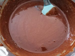 chocolat et beurre mélanger à la pâte