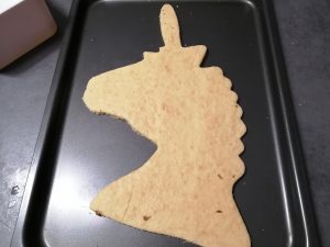 tête de licorne découper dans le biscuit joconde