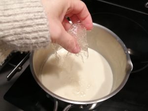 gélatine essorée ajouter dans le lait-miel