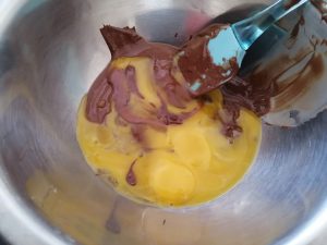 jaunes d'œufs verser dans le chocolat fondu