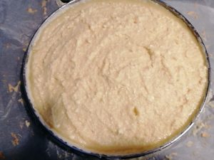 crème d'amande verser sur la pâte précuite