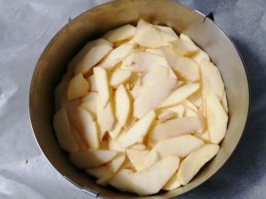 lamelles de pommes déposer sur la pâte