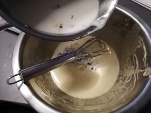 lait crème /vanille verser sur les jaunes blanchis