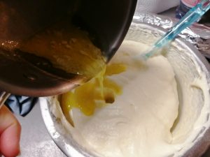 lait et huile d'olive verser sur le mélange