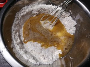 ajout du mélange oeufs sucre a la farine
