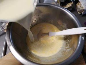 chocolat blanc eau et glucose verser sur les jaune d'oeufs blanchi