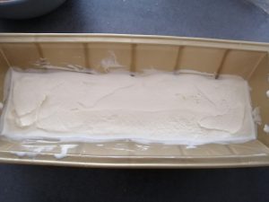 glace chocolat blanc étaler dans le fond du moule