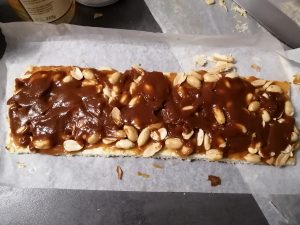 biscuit lorrain le plus large recouvert de caramel et cacahuète