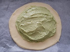 crème frangipane au centre du disque de pâte 