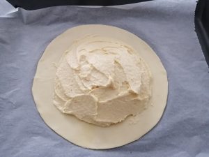 crème frangipane au centre du disque de pâte