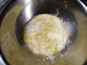 sucre et zeste de citron mélanger