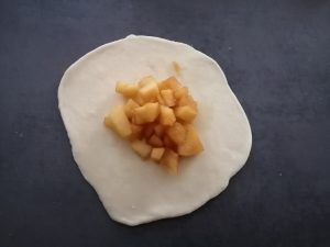 pommes caramélisée déposer au centre de la pâte