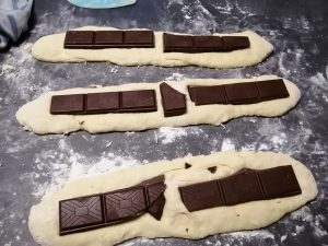 barre de chocolat pâtisser déposer au centre de la pâte