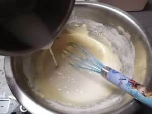 ajout du lait -miel sur la préparation