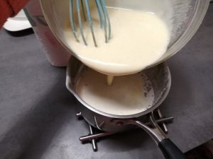 crème verser dans la casserole avec le reste du lait