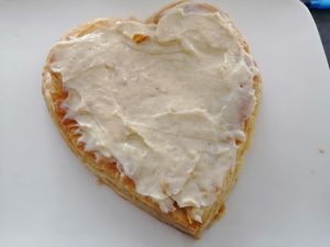 cœur recouvert d'une couche de crème pâtissière