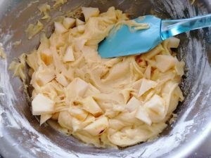 pomme en morceaux mélanger à la pâte