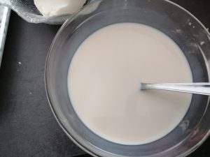 levure de boulanger fraîche délayé dans le lait tiède