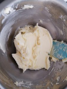 beurre mou et sucre glace mélanger