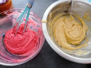colorant rouge ajouter à la pâte et extrait d'amande dans la pâte jaune