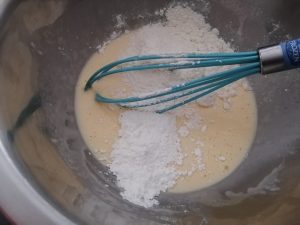 farine et maïzena mélanger