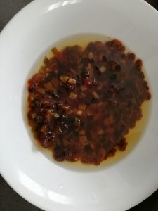 rhum et eau chaude sur les fruits confits et raisins secs