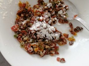 raisins et fruits confits roulés dans la farine