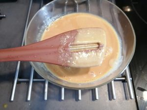 crème caramel qui nappe la spatule
