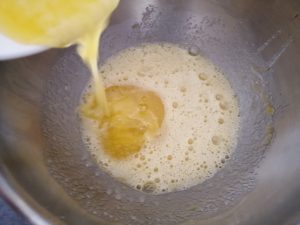 ajout du beurre foudu froid sur les oeufs fouetter avec le sucre