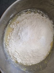 ajout de la farine et levure