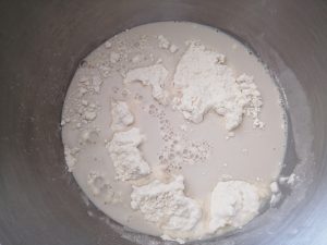 levure délayée ajouter à la farine,sucre et sel