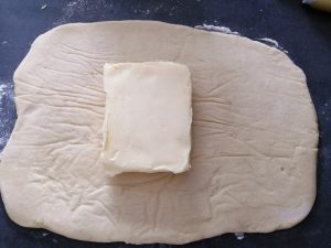 beurre déposer au milieu du rectangle de pâte