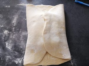 bords de pâte replier sur le beurre sans être superposer