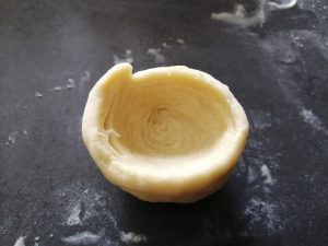 bords de pâte remonter pour former un nid