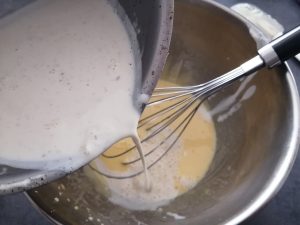 crème vanille verser sur le mélange jaunes d'oeufs