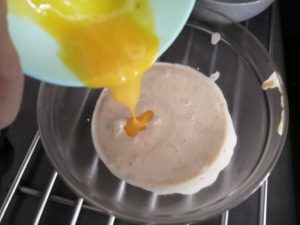 Jaunes d'œuf fouettés mélangé à la crème
